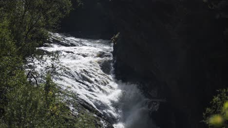 El-Río-Salvaje-De-Montaña-Fluye-En-El-Estrecho-Y-Oscuro-Cañón.