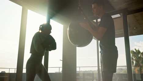 Boxeo,-Mujer-Y-Entrenador-Personal-Con-Puño