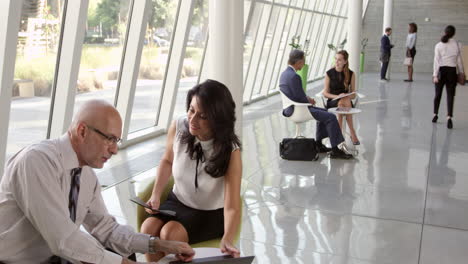 reuniones de negocios en la concurrida área del vestíbulo de la oficina filmadas en r3d