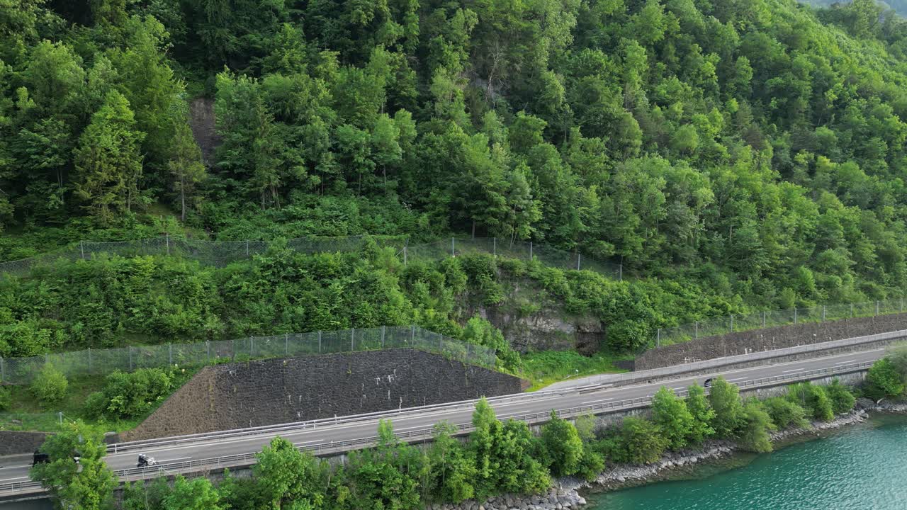 알프스 숲, 호수 등 자연의 아름다움 속에 있는 스위스의 경치 좋은 도로