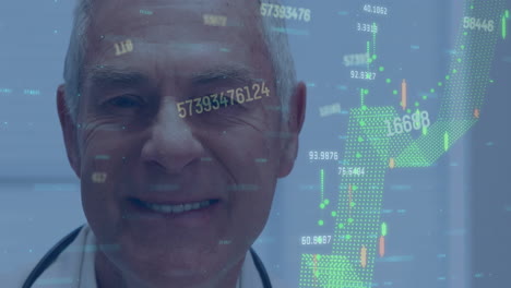 animación de gráficos con números que se mueven sobre el doctor mayor caucásico sonriente en la clínica