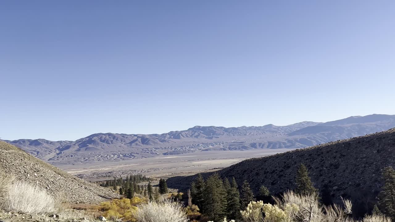 Vue du paysage désertique sur le versant est des montagnes de la Sierra Nevada, parc national de Kings Canyon, boucle de randonnée des lacs Big Pine, Californie CA