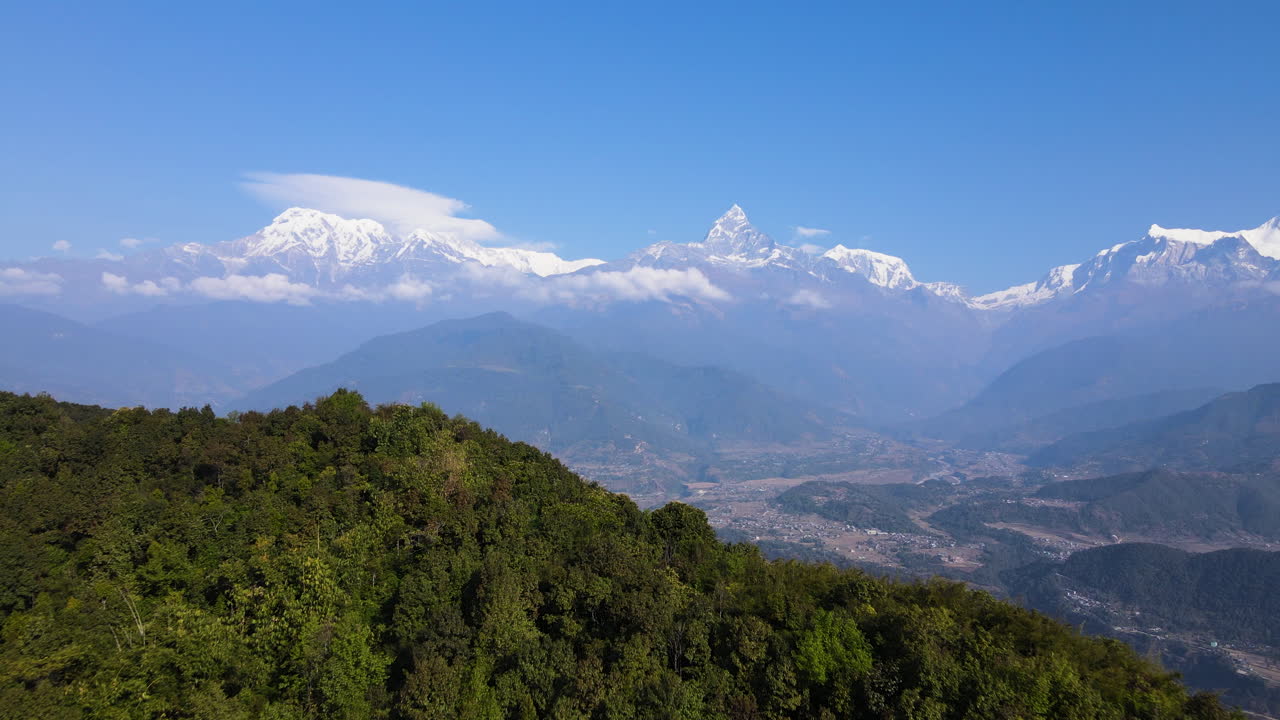 montañas del himalaya y aldea en nepal - tiro aéreo de avión no tripulado