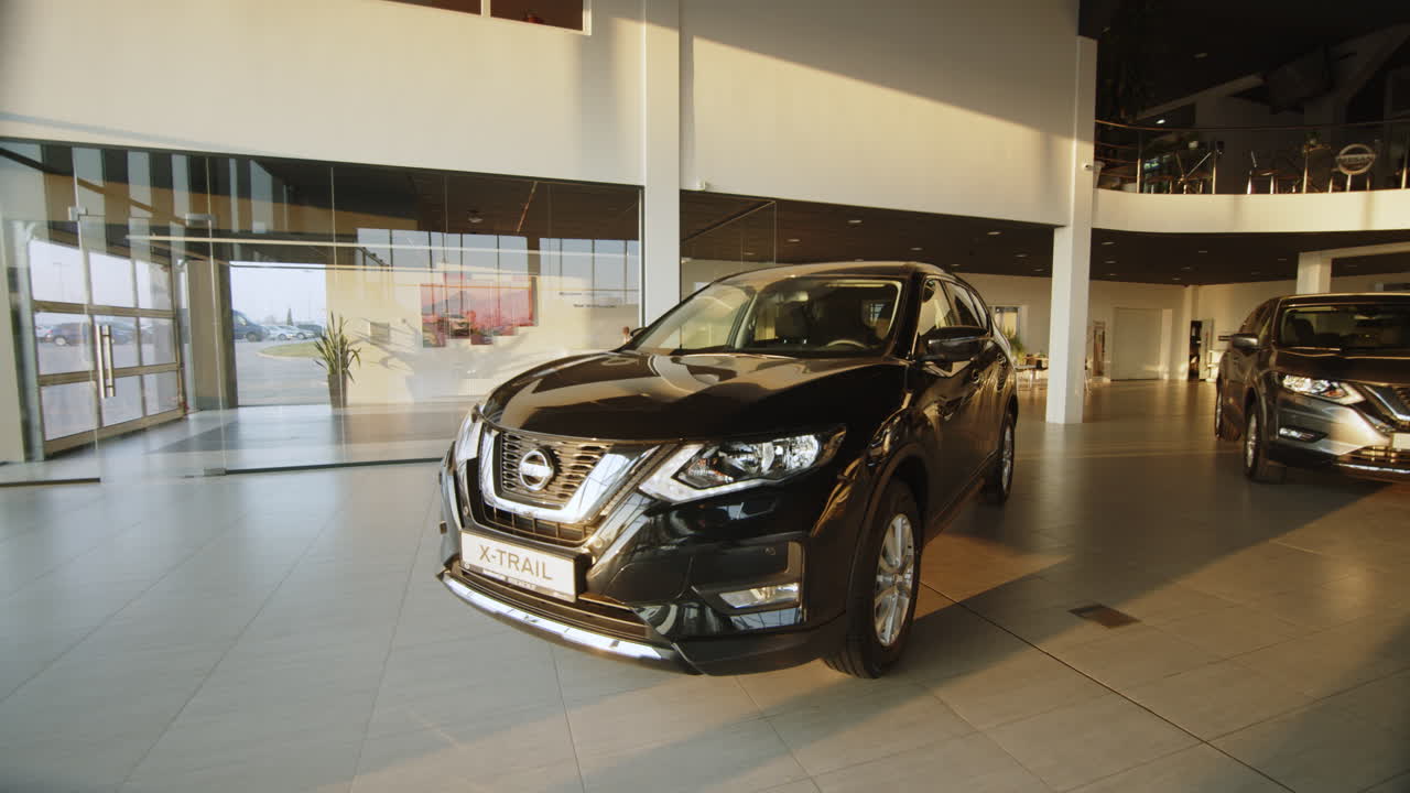 nissan x-trail negro en una sala de exposiciones