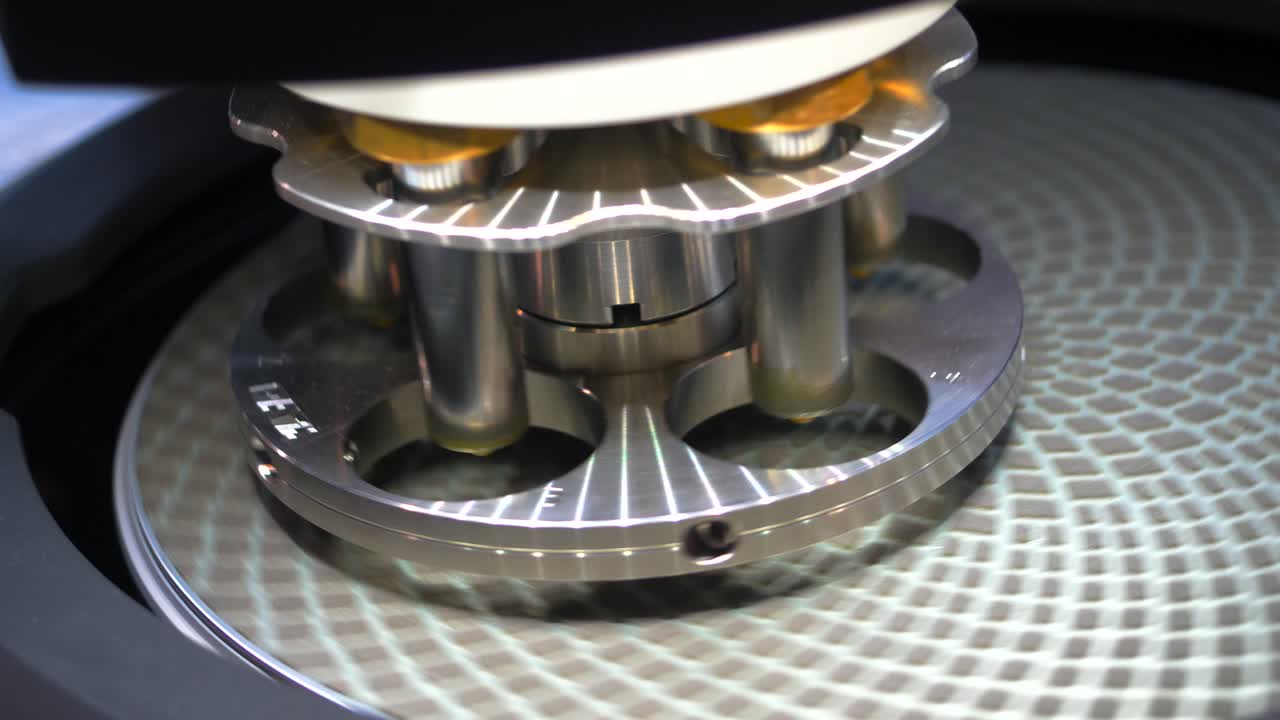 회전하는 기계 부품의 클로즈업 뷰