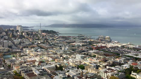 el puerto deportivo de san francisco y el puente gold gate a lo lejos en una fecha nublada y nublada