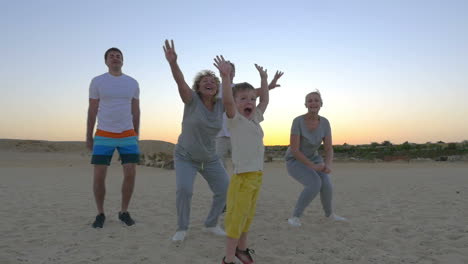 salto feliz de la gran familia con el niño