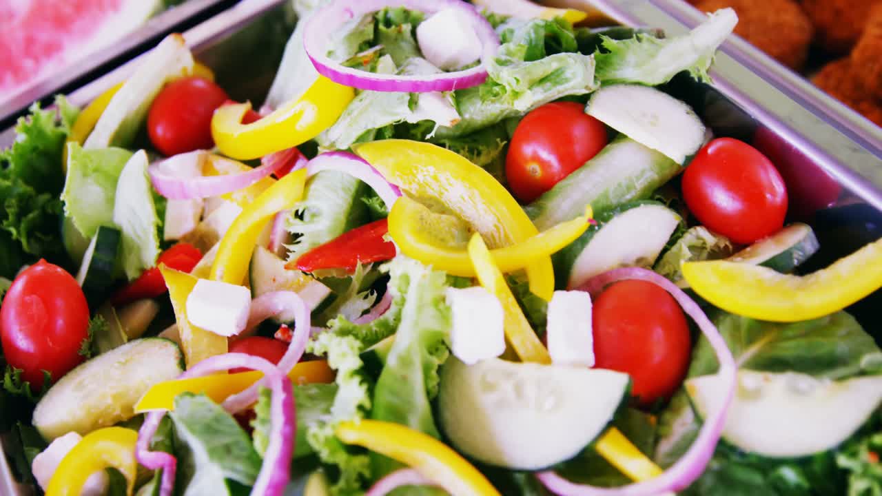 트레이 에 있는 채소  ⁇ 러드