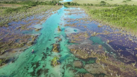 Vista-Aérea-De-Drones-De-Personas-Haciendo-Kayak-En-La-Exótica-Laguna-Tropical-Del-Lago-Bacalar,-Quintana-Roo,-México