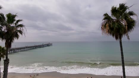 Un-Dron-Aéreo-Disparó-Sobre-La-Playa-Estatal-De-San-Clemente,-California,-Hacia-El-Muelle-De-San-Clemente-En-Un-Día-Nublado