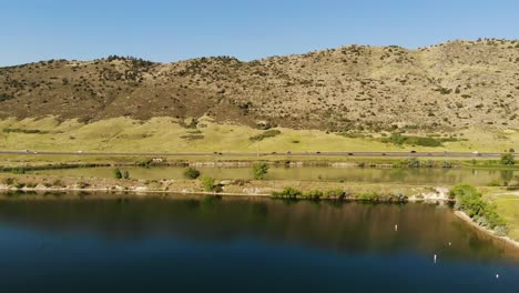 Ein-Von-Menschenhand-Geschaffener-Wasserskisee,-Morrison-Co