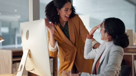 mujeres, negocios y cinco para el trabajo en equipo