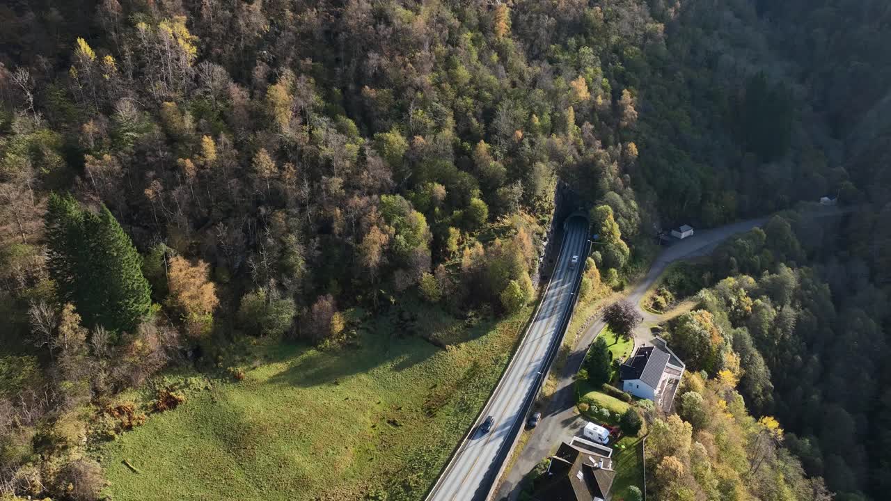 tráfico en la autopista e16 que entra en el túnel de trengereid en bergen, noruega
