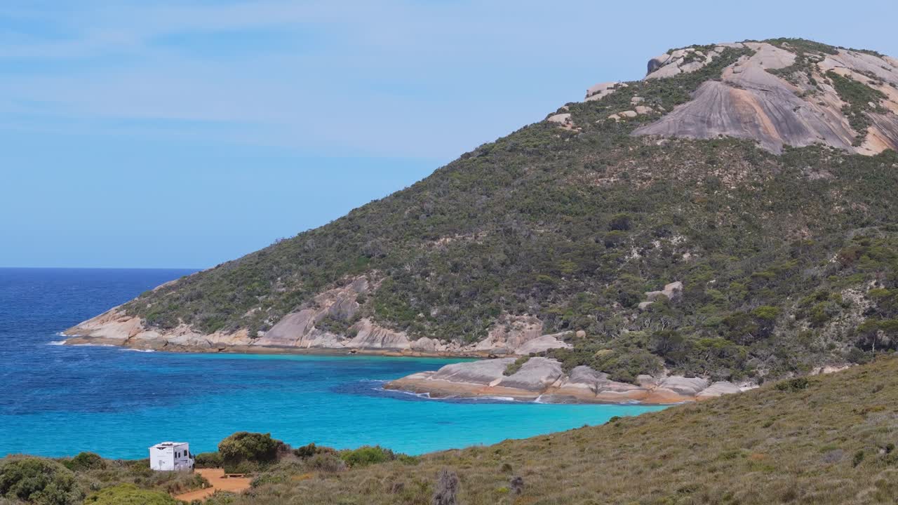 서부 오스트레일리아 알바니의 리틀 비치 주차장에 주차된 모터카, 뒤에 끔한 파란 물이 있습니다.