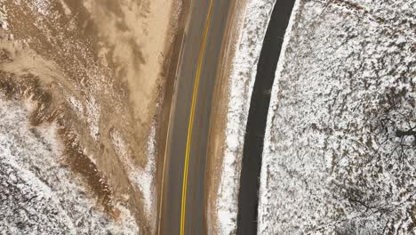 Antena-Directa-De-Una-Carretera-Costera-Con-Nieve-Y-Arena.