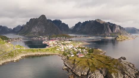 Expulsión-Aérea-Que-Revela-La-Hermosa-Ciudad-De-Reine-Bajo-La-Luz-Del-Sol,-Islas-Lofoten,-Noruega