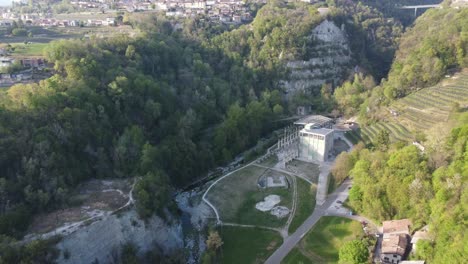 Monumento-De-La-Fábrica-De-Cemento-Abandonada-En-Medio-De-La-Naturaleza-Drone-4k