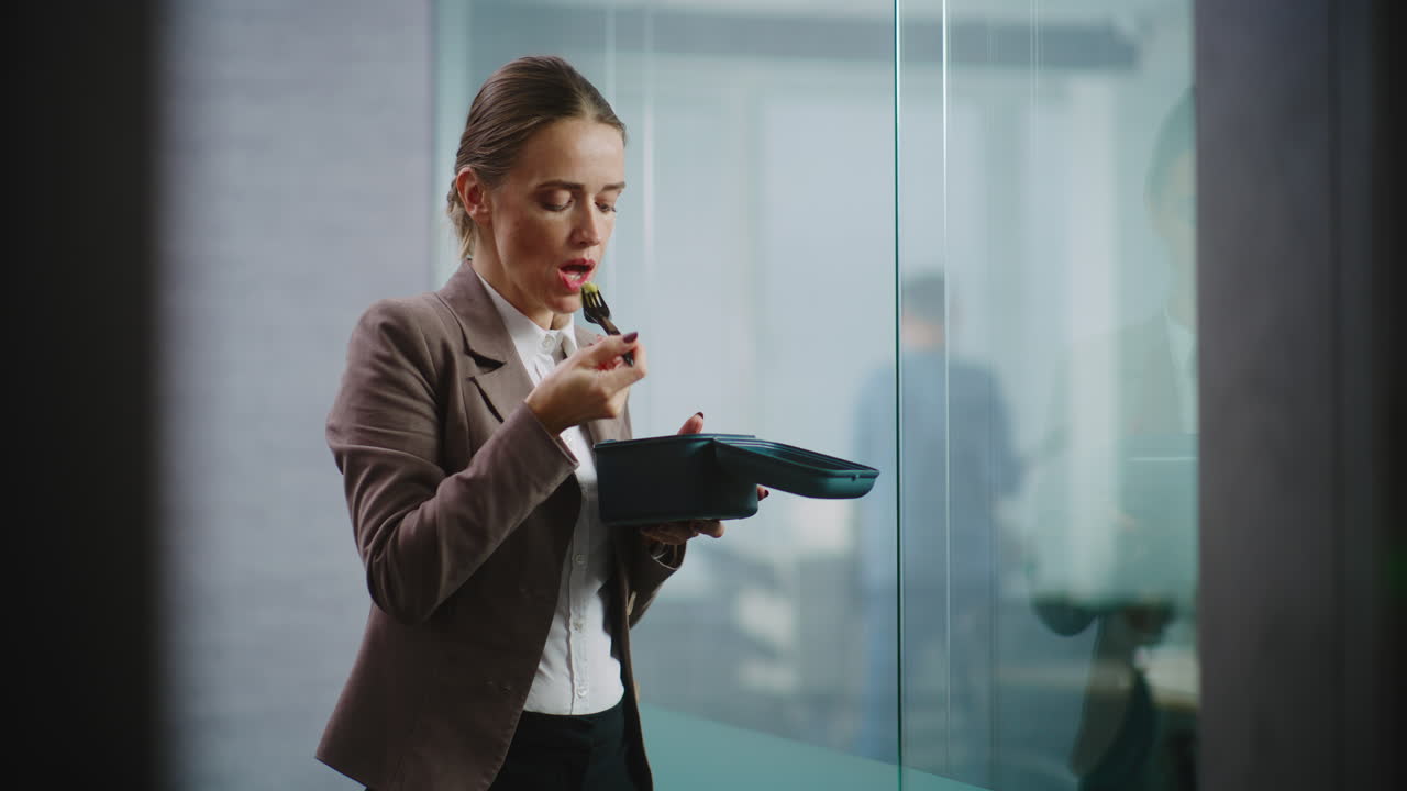una mujer de negocios almorzando en una oficina.