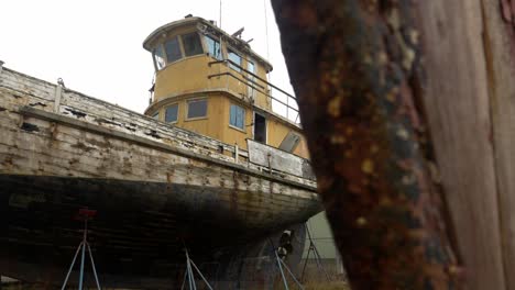 Alte-Verlassene-Fischboote-Verrotten-In-Der-Werft