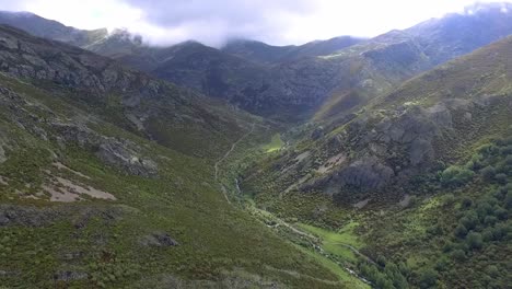 arroyo en un valle con toma aérea de cielo nublado