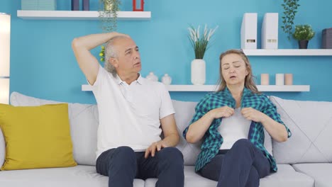 una pareja casada abrumada por el calor en casa.