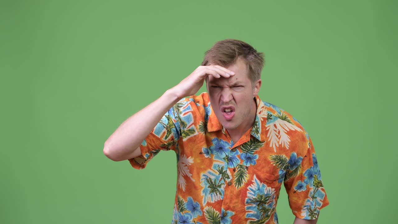 무언가를 찾고 있는 젊은 잘생긴 관광객