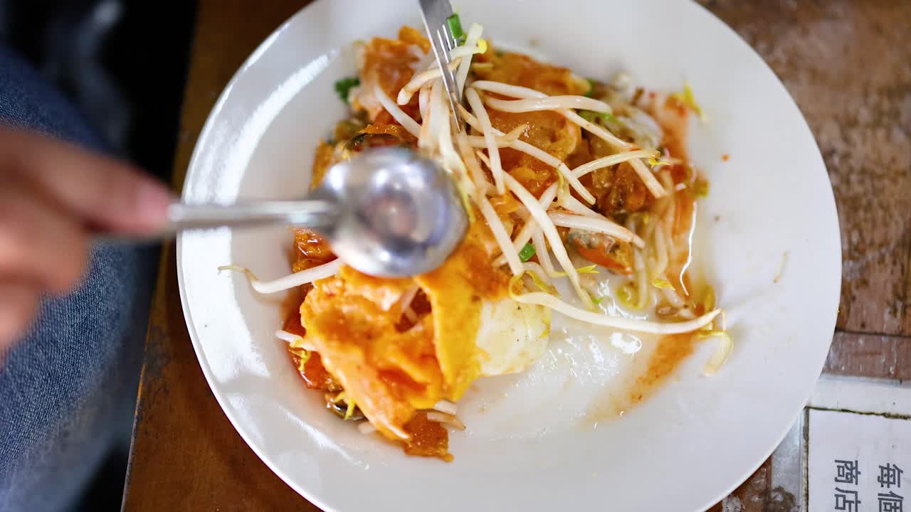 떠다니는 시장 에서 전통 음식 을 맛보는 것