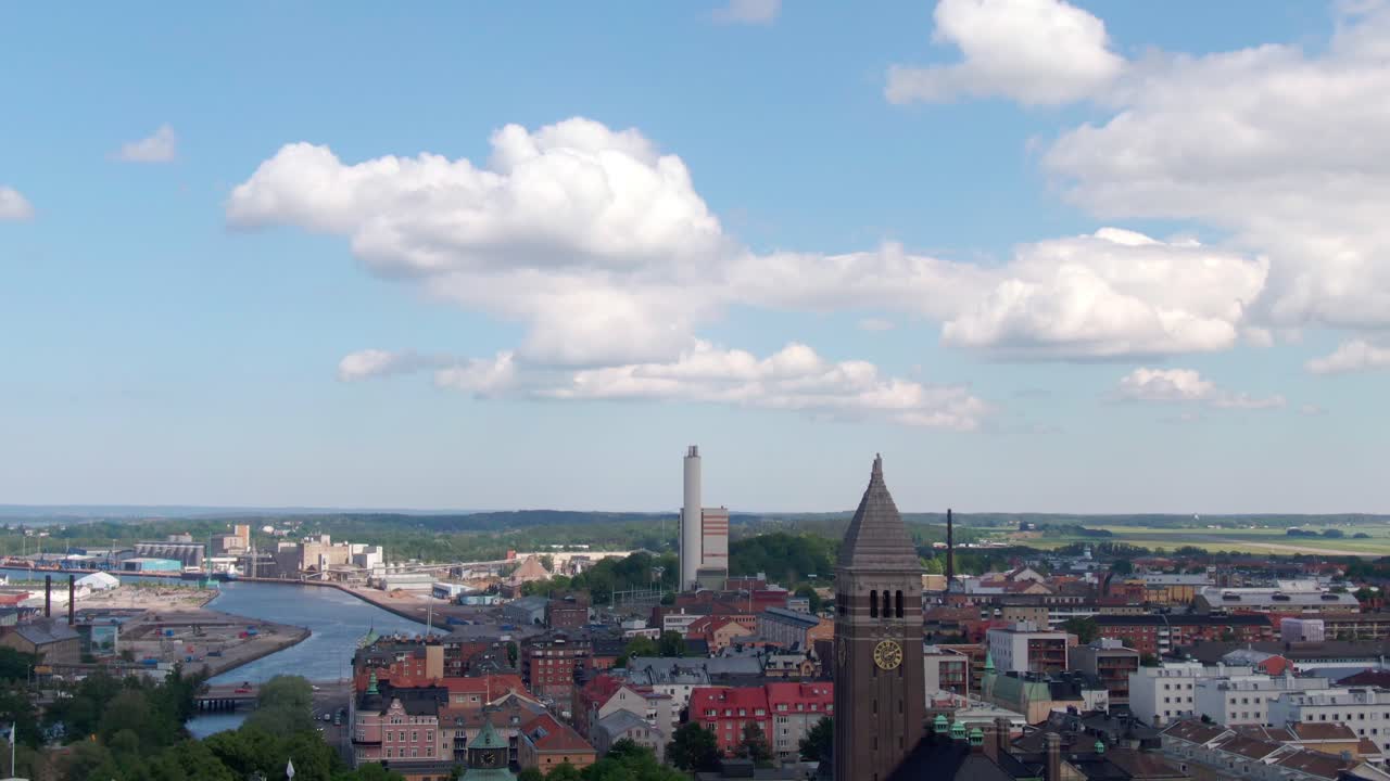 Abwärtsschwenk auf die Kirche von Norrköping und die Gebäude der Innenstadt aus Drohnenperspektive