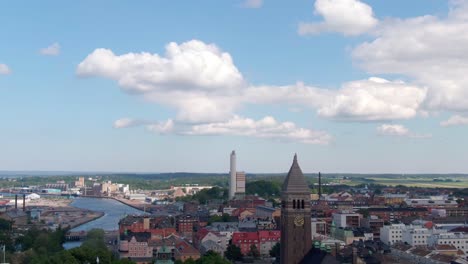 Vista-Inclinada-Hacia-Abajo-De-La-Iglesia-De-Norrkoping-Y-Los-Edificios-Del-Centro-En-Vista-De-Drones