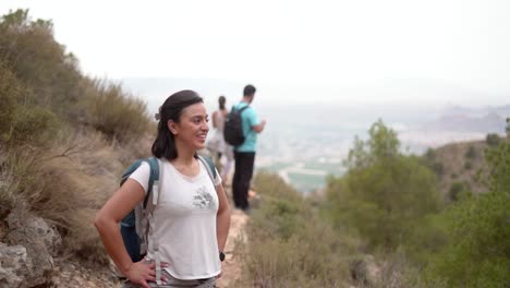 Wanderer-Gruppe-Zu-Fuß-Entlang-Einer-Route-In-Den-Bergen