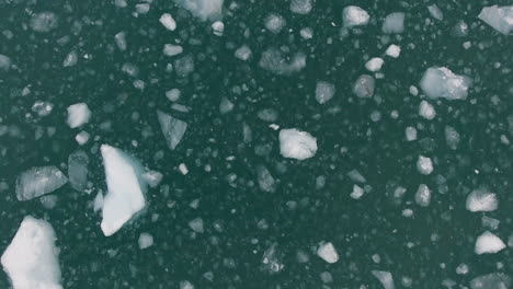 trozos de iceberg derretido en agua fría en el ártico, seguimiento de disparos de drones