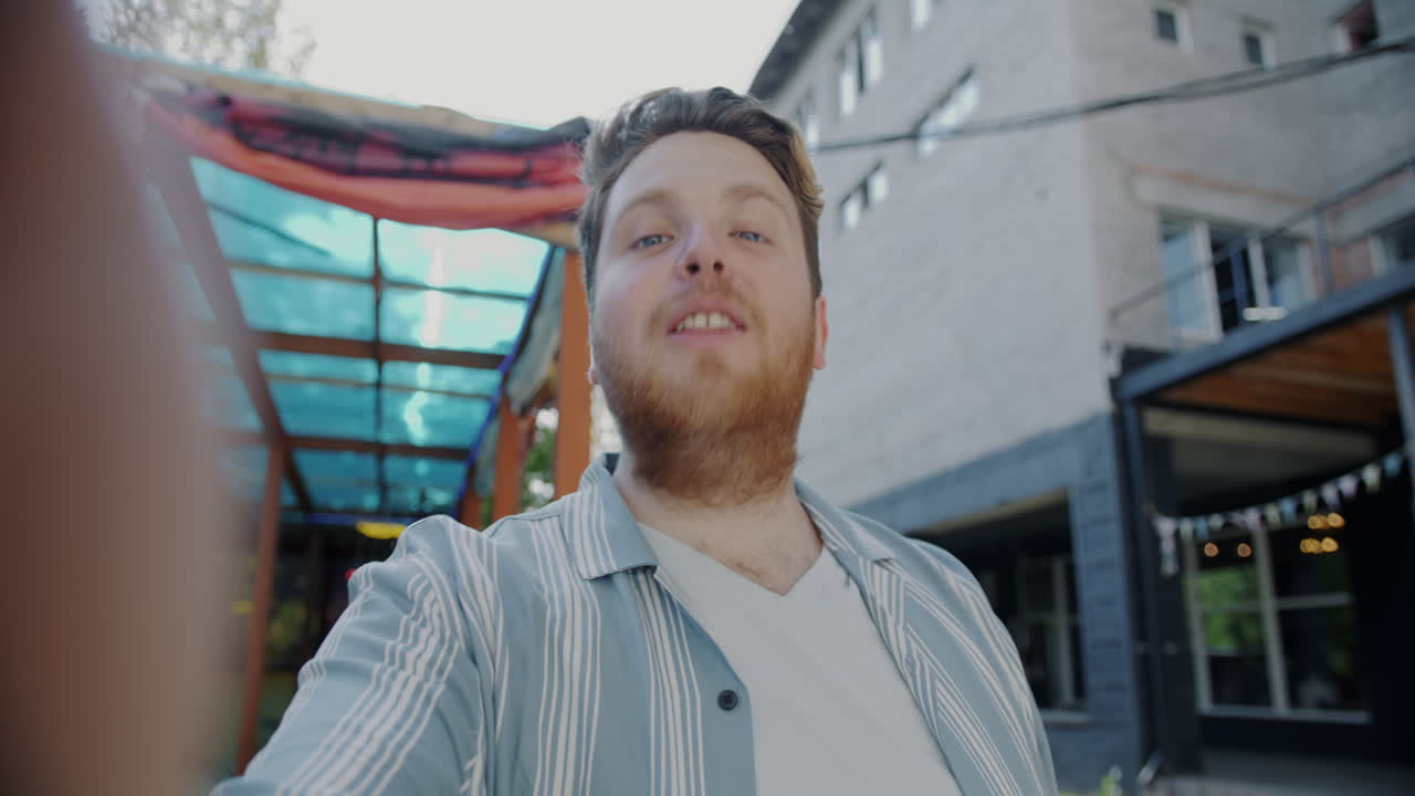 hombre tomando una selfie al aire libre