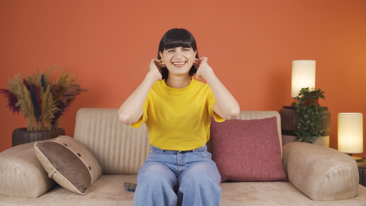 여자가 카메라에 웃 고