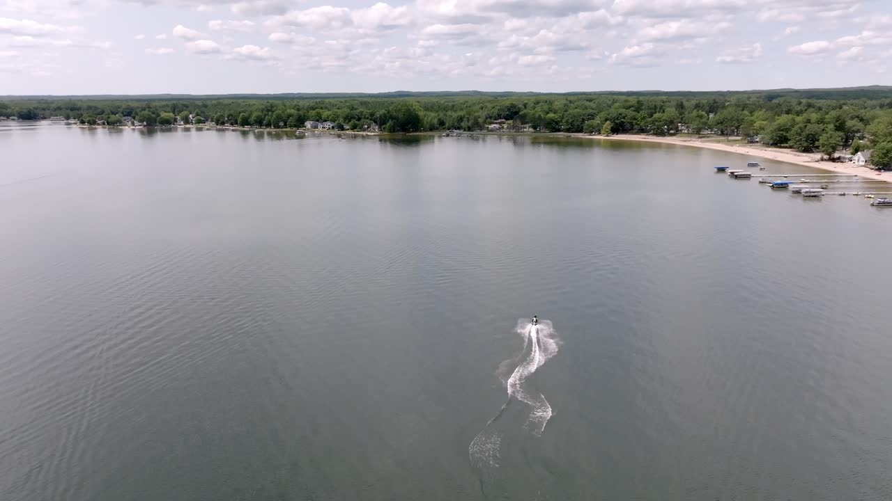 джет-ски в озере миссауки в лейк-сити, штат мичиган движется с дроном видео следом за
