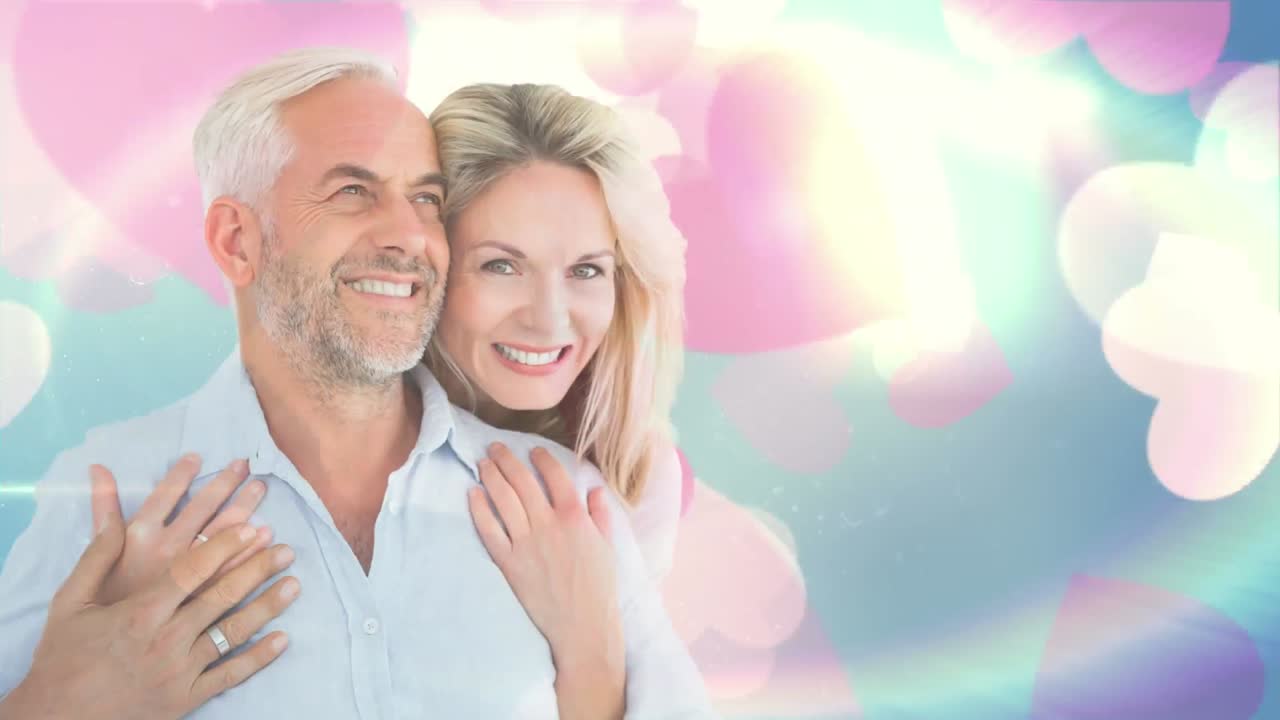 행복한 커플이  ⁇ 런타인데이를 위해 분홍색으로  ⁇ 은 날에  ⁇ 안고 있습니다.