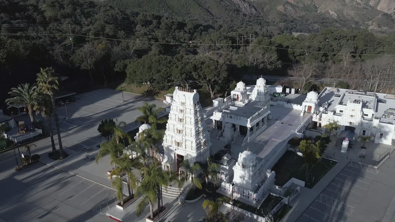vista panorámica aérea en círculos del templo hindú de malibu en calabasas, california