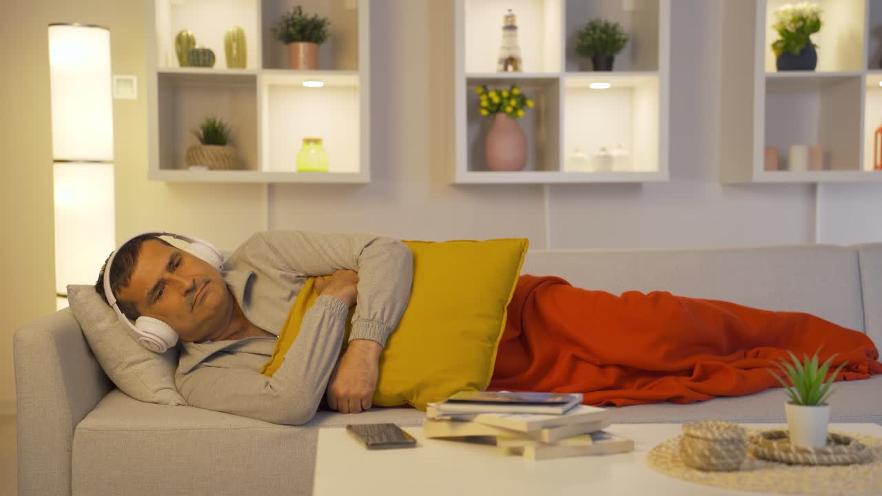 음악을 듣고 잠을 자는 남자.