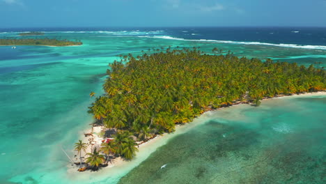 Vista-Aérea-De-Las-Islas-De-San-Blas-Y-El-Paisaje-Marino-Durante-El-Verano-En-Panamá