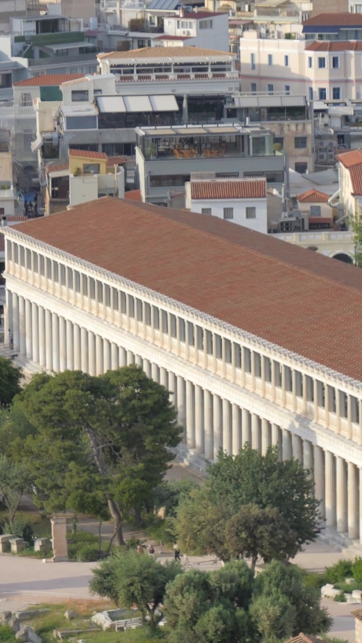 Panoramica verticale attraverso la Stoà di Attalo e l'Agorà Antica circostante nella storica città di Atene, Grecia