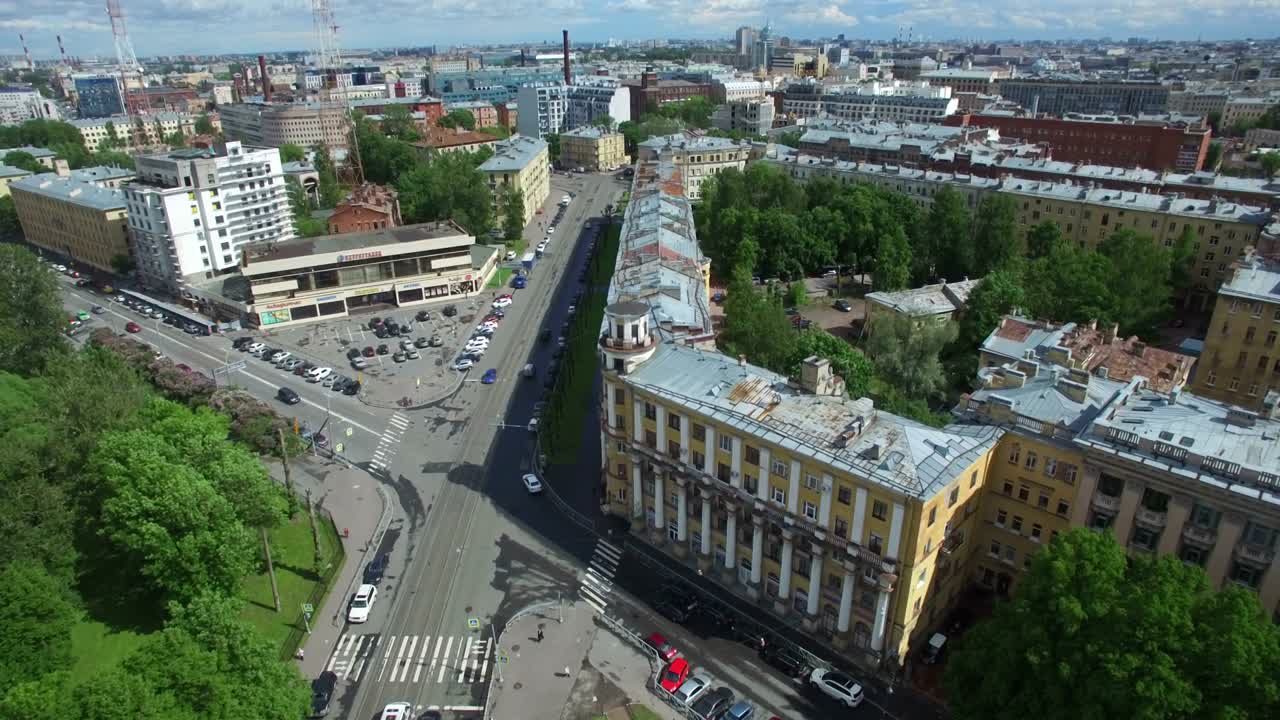 disparos desde un cuadrocóptero volador sobre la ciudad de san petersburgo.
