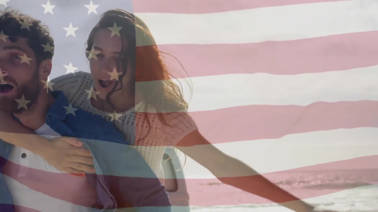 animación de agitar la bandera de ee.uu. sobre una pareja divirtiéndose en la playa