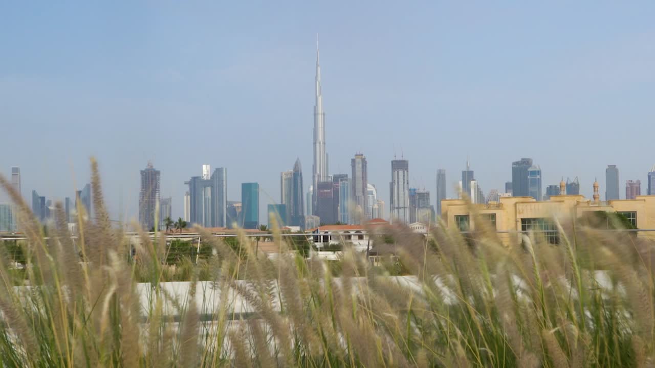 Burj Khalifa visto a lato della strada presso il ponte Skyline di Dubai in un pomeriggio ventoso.