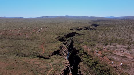 Drohnenluftaufnahme-über-Der-Joffre-Schlucht-Und-Dem-Wasserfall-Im-Karijini-Nationalpark,-Die-Ein-Resort-Und-Einen-Parkplatz-Zeigt