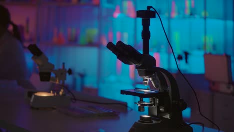 microscopios en un laboratorio de ciencias