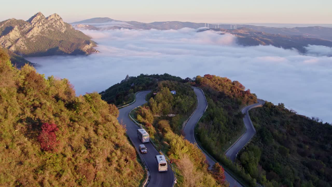 Viaggio all'alba di un autobus turistico su una strada di montagna panoramica