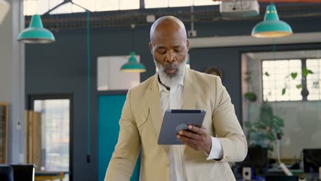 Businessman-drinking-water-while-using-digital-table-4k