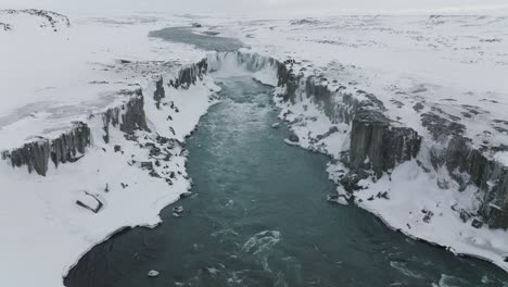 Dettifoss-In-Verschneiter-Winterlandschaft-Im-Vatnajokull-Nationalpark,-Island---Antenne