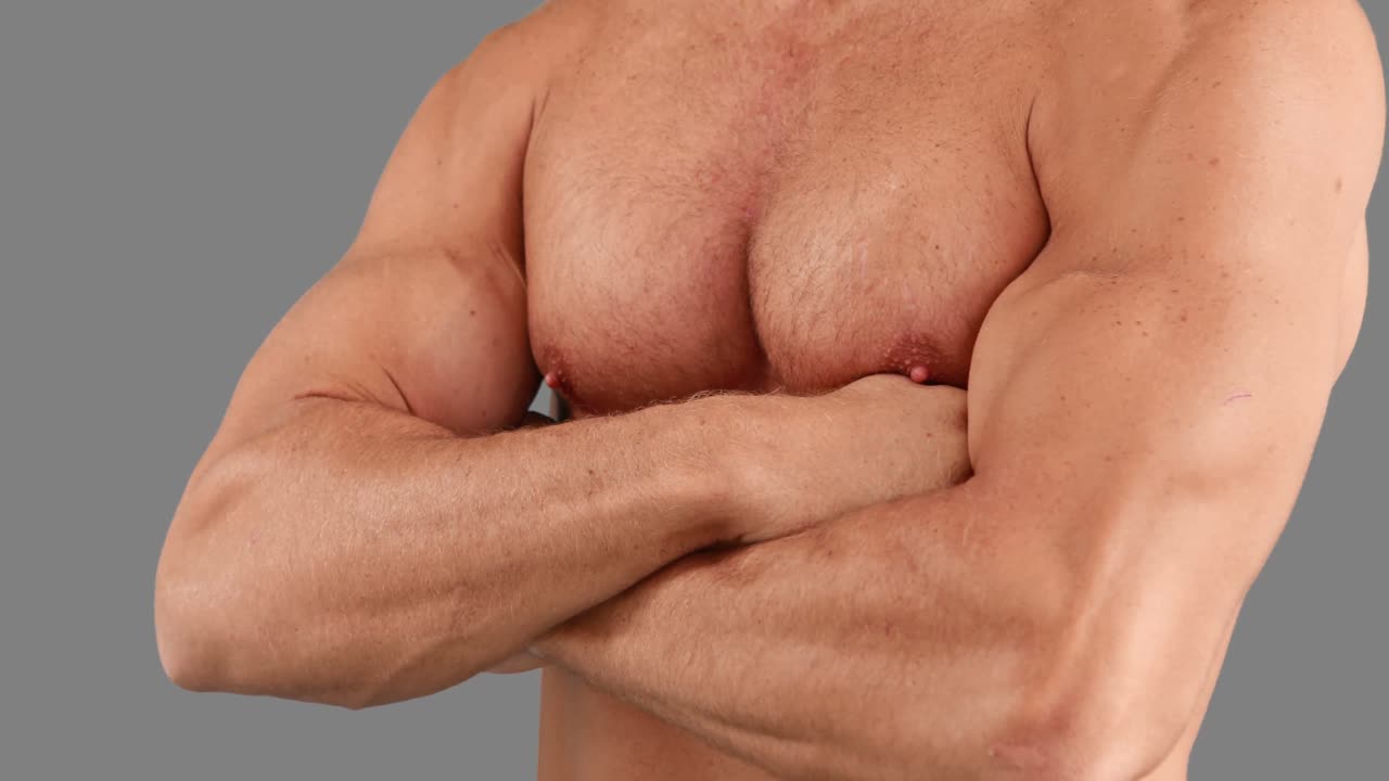 hombre musculoso con los brazos cruzados