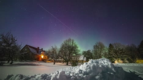 Aurora-Borealis-Y-Estrellas-Sobre-Una-Granja-Rural---Lapso-De-Tiempo-De-Invierno