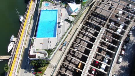 Túnel-Del-Puerto-De-Hong-Kong-Y-Piscina-Del-Club-De-Oficiales-De-Policía,-Vista-Aérea